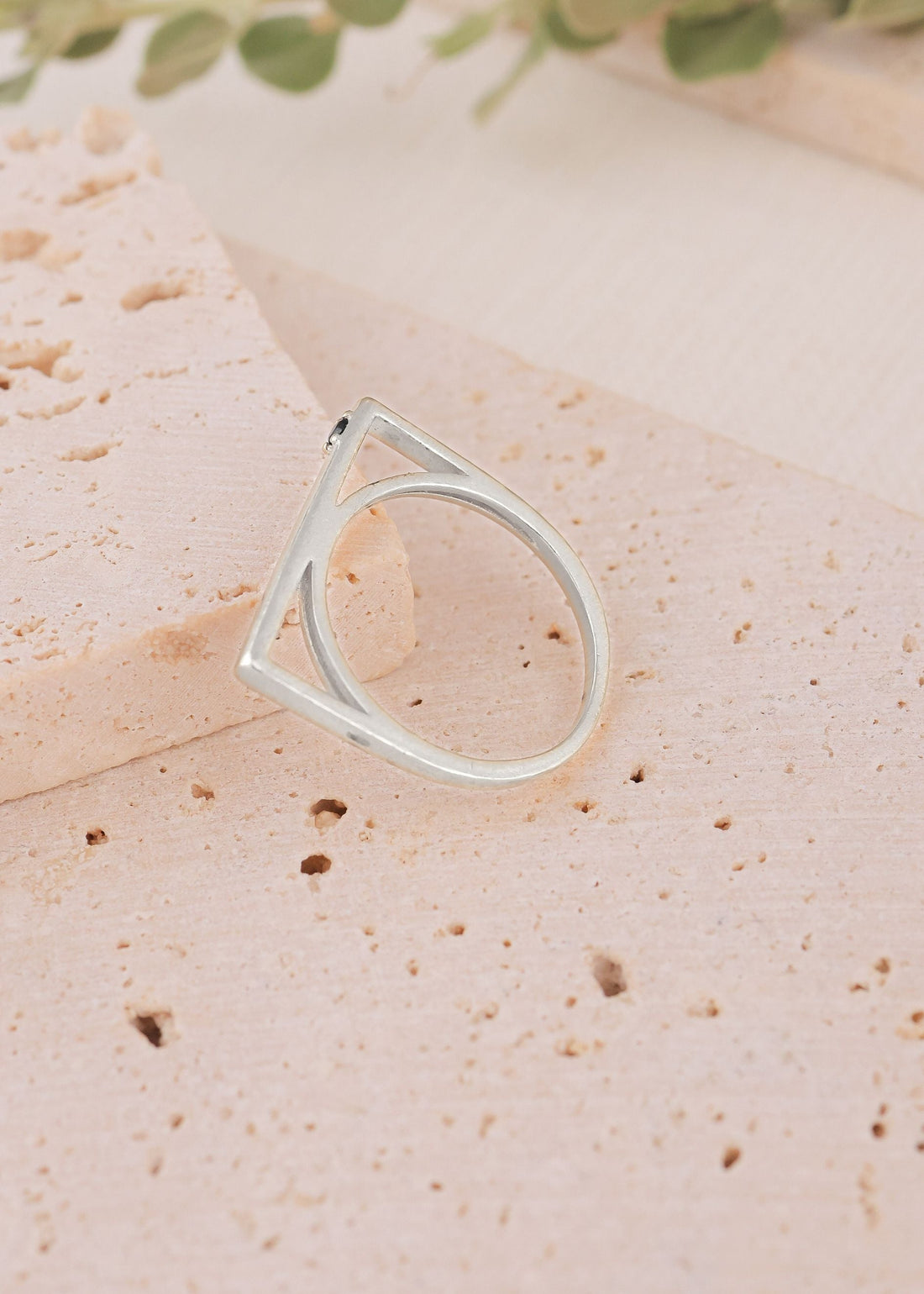 טבעת מרובעת חלולה מכסף 925 עם שיבוץ זירקונים שחורים בעיצוב עדין ומודרני