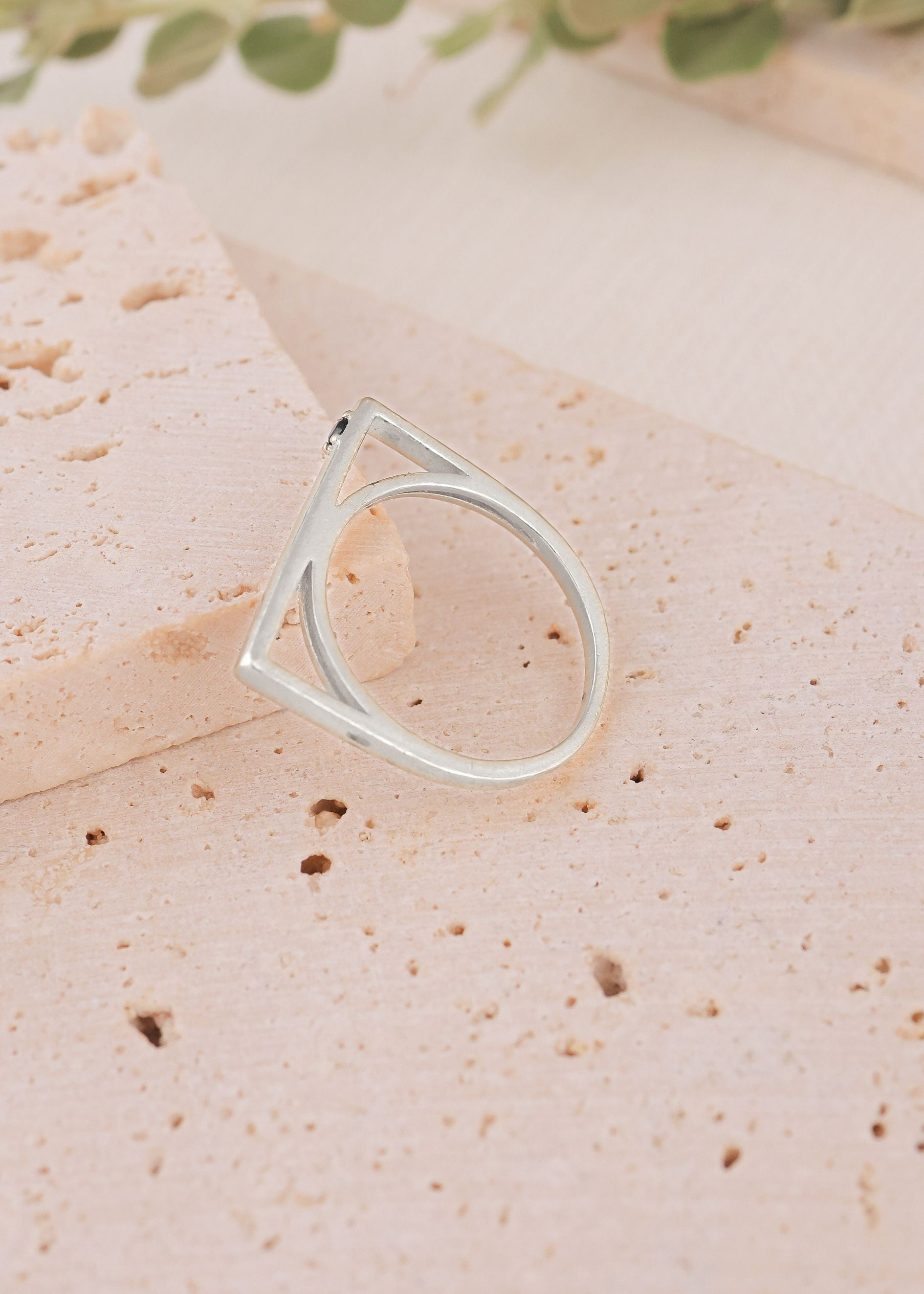 טבעת מרובעת חלולה מכסף 925 עם שיבוץ זירקונים שחורים בעיצוב עדין ומודרני