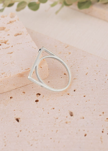 טבעת מרובעת חלולה מכסף 925 עם שיבוץ זירקונים שחורים בעיצוב עדין ומודרני