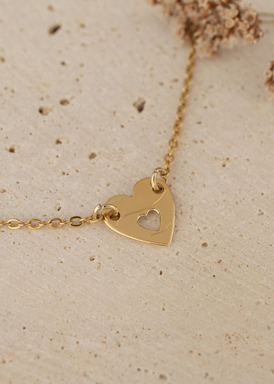 שרשרת חוליות עם תליון דו-צדדי – לב שבתוכו לב, צד אחד עם דגל ישראל, צד שני עם לב החסר, מצופה זהב 14 קראט, עמידה במים