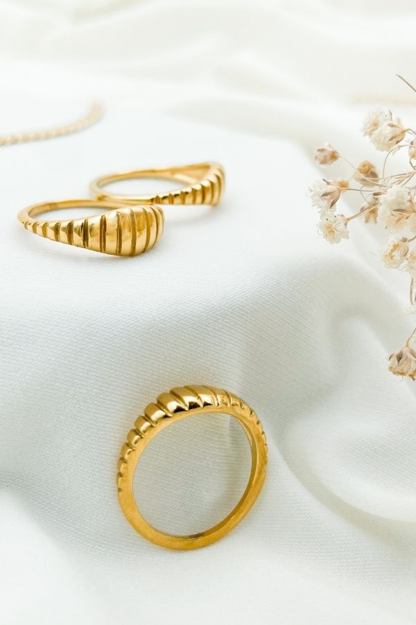 שרשרת הרים בהשראת הניחוח המדברי עם טוויסט בוהו עכשווי, קלילה ונוחה לענידה יומיומית עם נוכחות ייחודית שמוסיפה אלגנטיות לכל לוק, במידות סטנדרטיות שמתאימות לרוב הנשים.