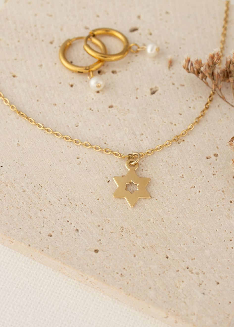 סט תכשיטים עדין הכולל שרשרת דו־צדדית עם תליון מגן דוד בתוך מגן דוד בציפוי זהב ועגילי חישוק עם פנינה קלאסית, בעיצוב נשי ועל־זמני