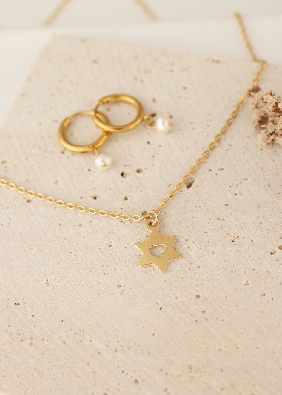 סט עגילי פנינה עם שרשרת מגן דוד ובתוכו לב