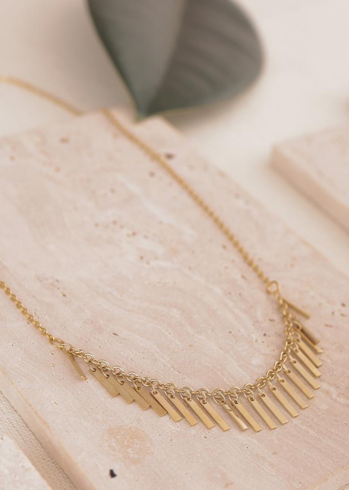 "שרשרת צליל של הדס קוקה תכשיטים – שרשרת זהב עדינה עם תליון מוטות קטנים מעוצבים."