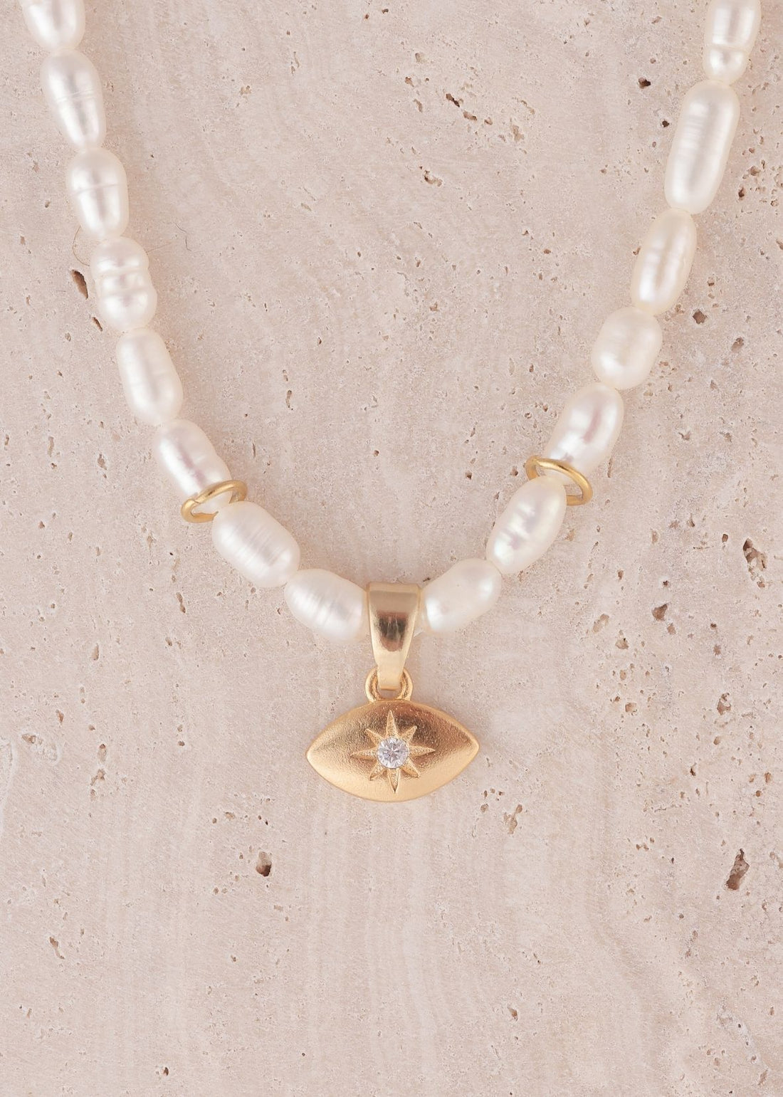 שרשרת פנינים "עין טובה" של הדס קוקה תכשיטים – עדינה, אלגנטית וסמלית עם תליון עין וזירקון