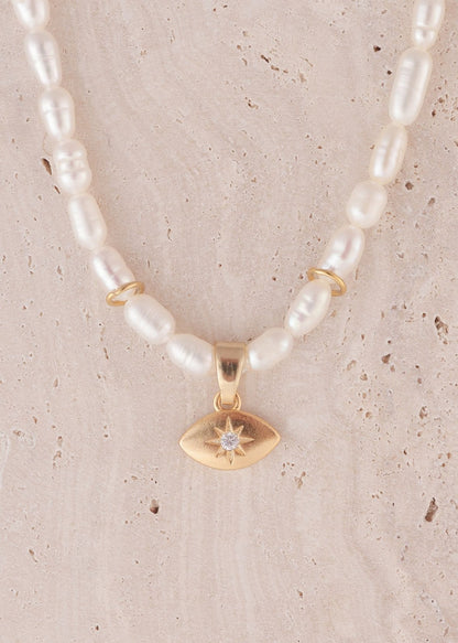 שרשרת פנינים "עין טובה" של הדס קוקה תכשיטים – עדינה, אלגנטית וסמלית עם תליון עין וזירקון