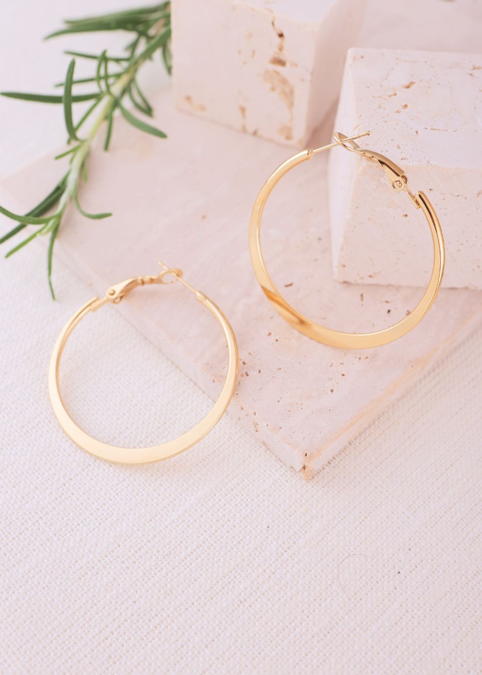 עגילי חישוק אליסה בעיצוב ייחודי עם שילוב קווים מעוגלים ושטוחים