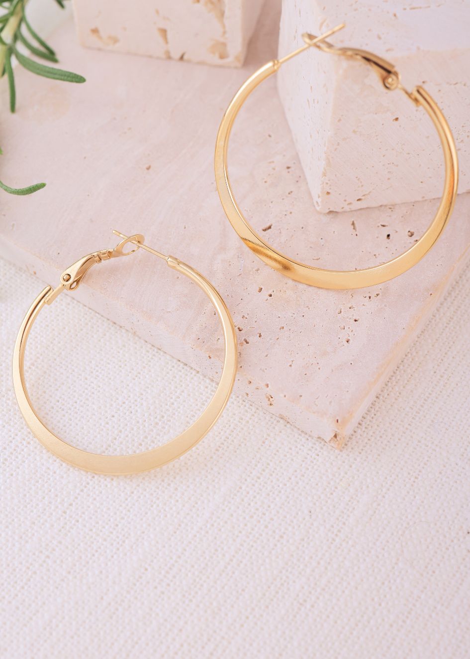 עגיל חישוק אליסה בציפוי זהב