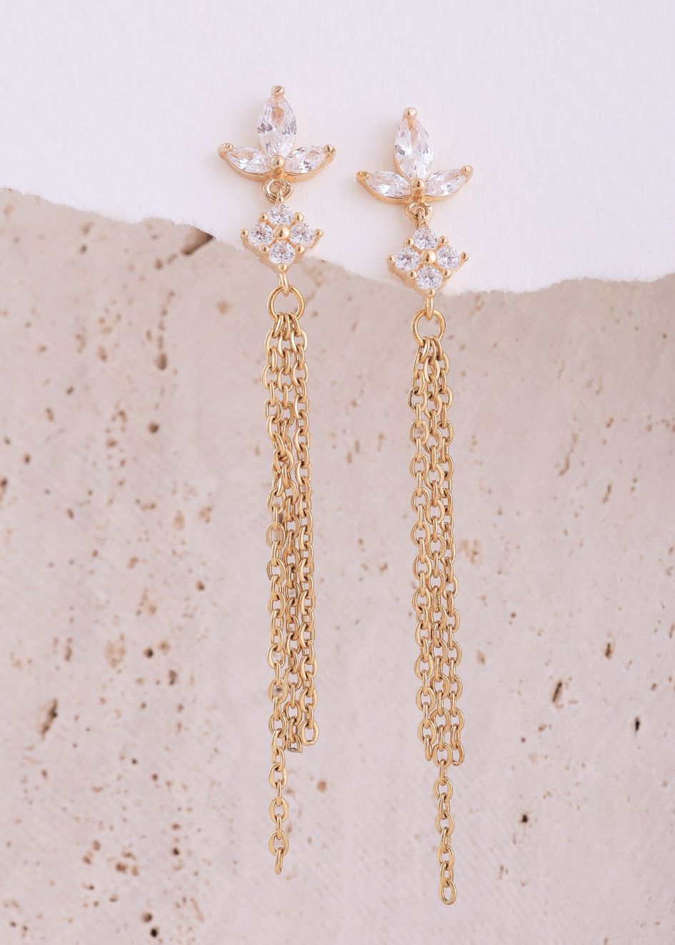 "עגילי שובל זרקונים שקופים בעיצוב נשפך ועדין – הדס קוקה תכשיטים."