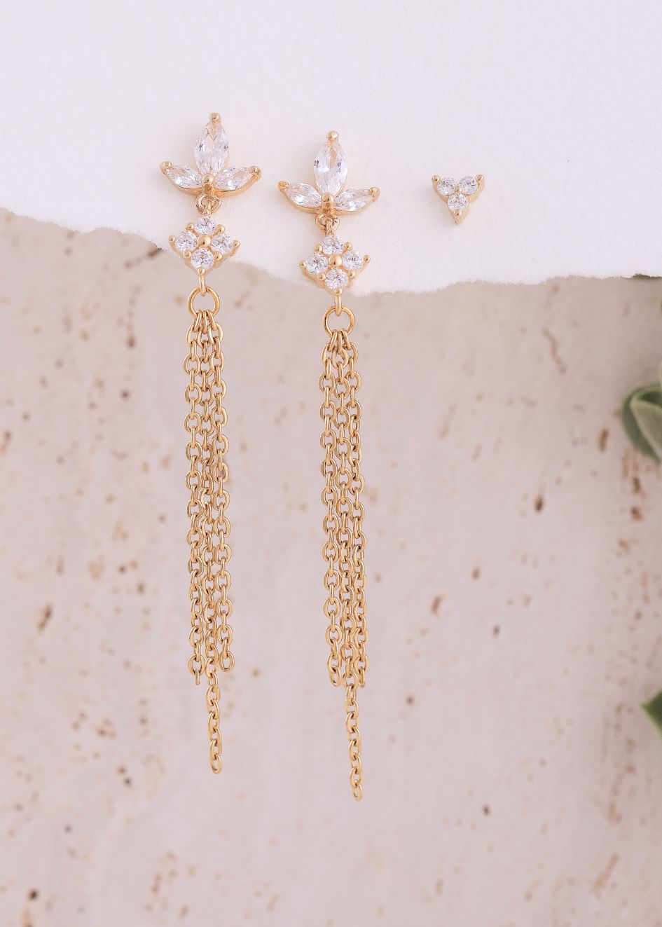 "סט 3 עגילים זרקונים שקופים בזהב – עיצוב נשפך ועדין עם עגיל טריו קטן, הדס קוקה תכשיטים."