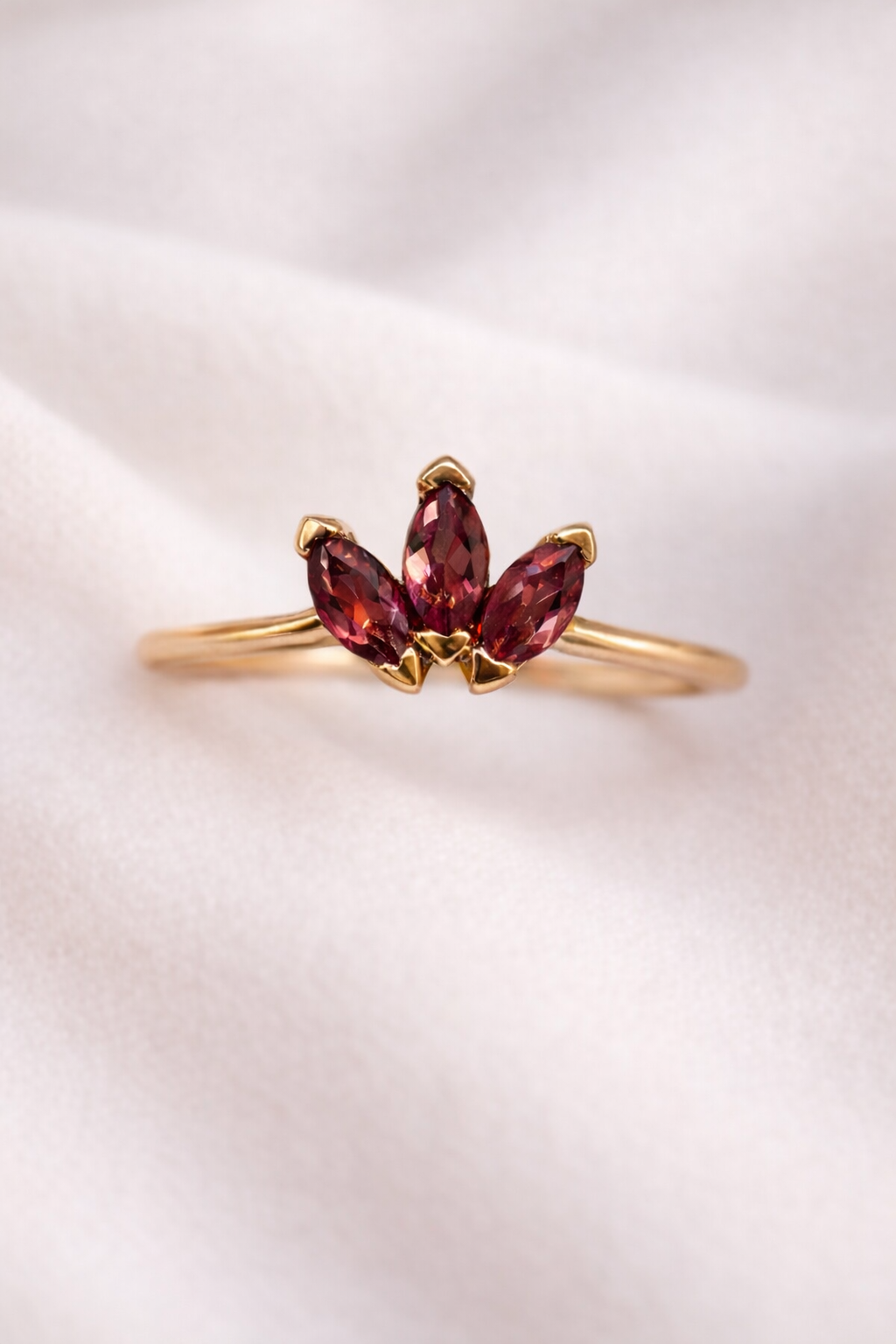 טבעת לוטוס זהב 14K משובצת אבני טורמלין טבעיות בצורת מרקיזות, בעיצוב עדין ורומנטי.
