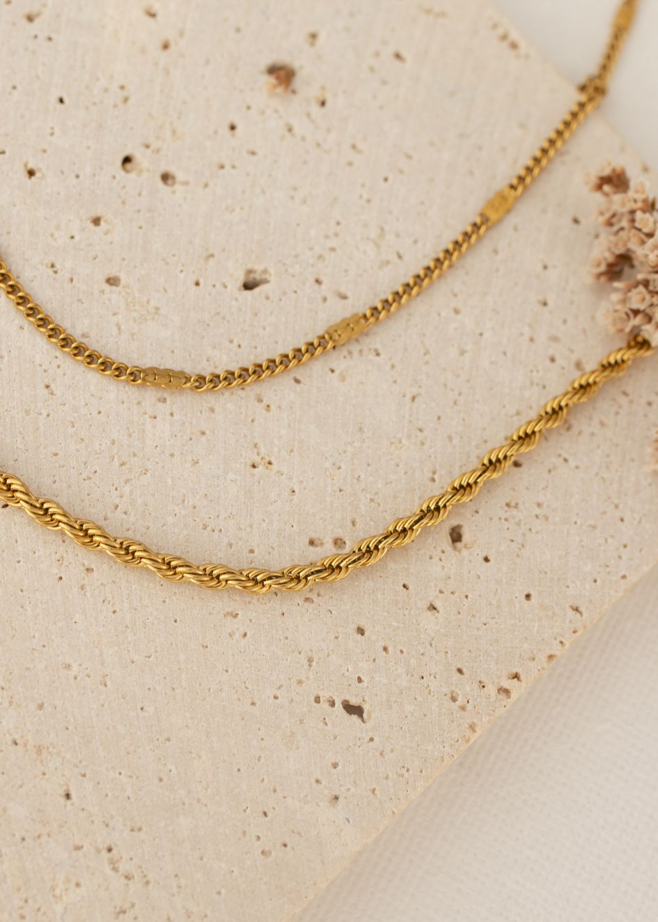 סט שרשראות מהממות ועל זמניות של הדס תכשיטים הכולל שרשרת ענבר עדינה בצורת מקטעים ושרשרת שריג ארוכה בצורת חבל