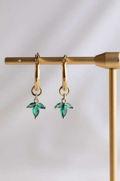 עגילי חישוק קטנים בציפוי זהב עם תליון פרח לוטוס וזירקונים ירוקים בעיצוב עדין עם תנועה