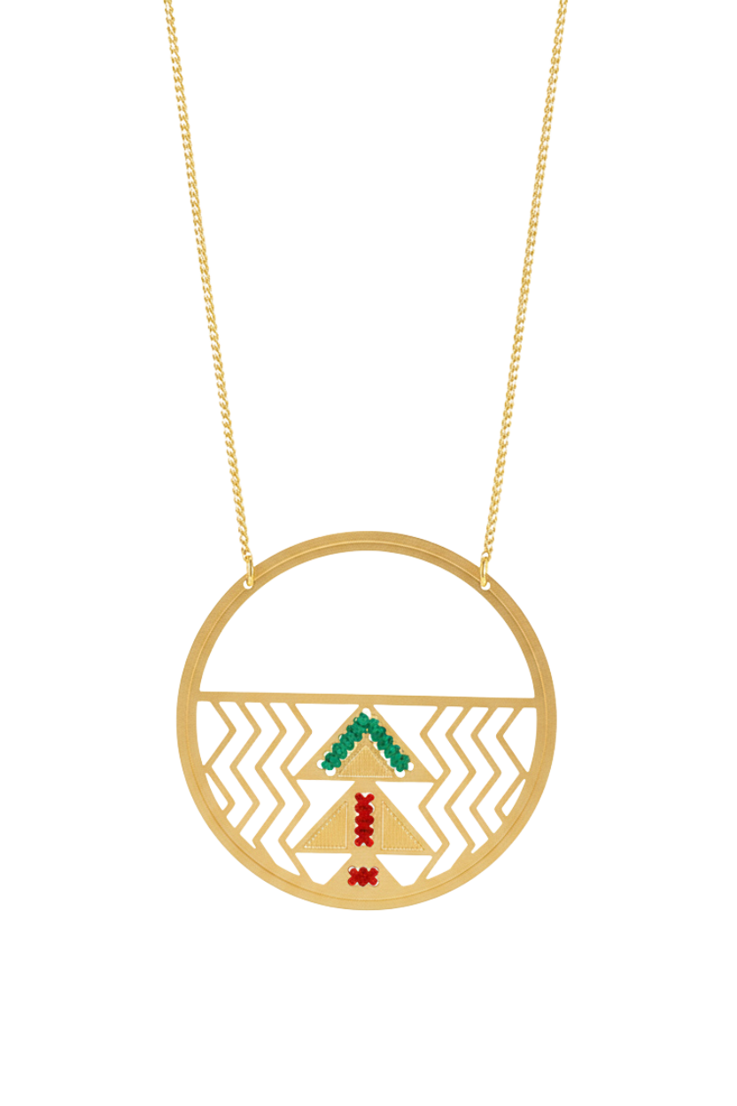 שרשרת אמארי עם תליון עגול רקום בעבודת יד, קווים שבטיים, בוהו שיק, שרשרת ארוכה ומרשימה.