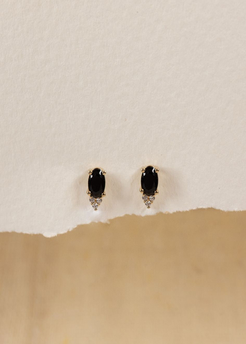 עגילי טיפה, עגילי סטאד מזהב עם אבן שחורה בחיתוך טיפה ושיבוץ אבנים נוצצות, בעיצוב אלגנטי ועדין של הדס קוקה תכשיטים