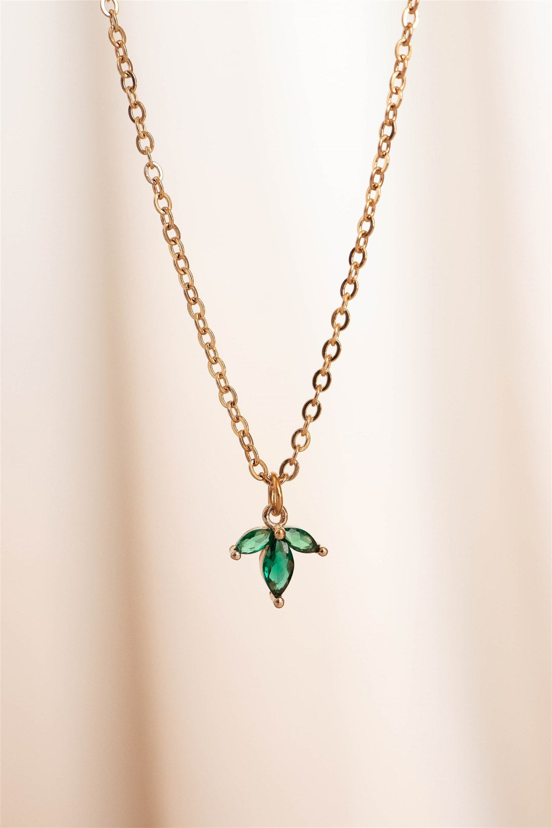 שרשרת עדינה בציפוי זהב עם תליון לוטוס הירח משובץ זרקונים ירוקים