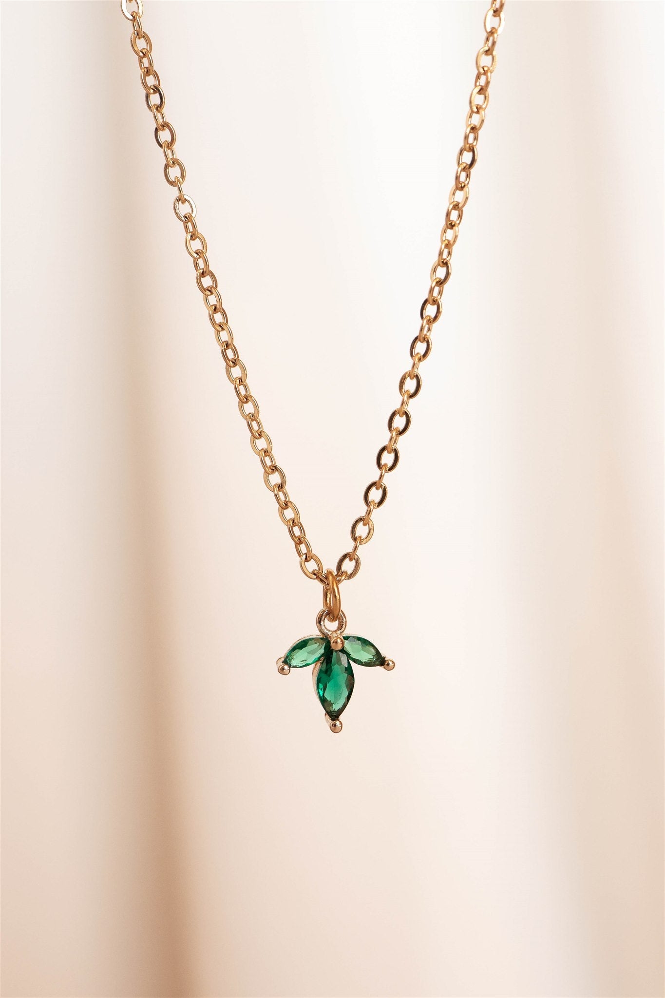 שרשרת עדינה בציפוי זהב עם תליון לוטוס הירח משובץ זרקונים ירוקים