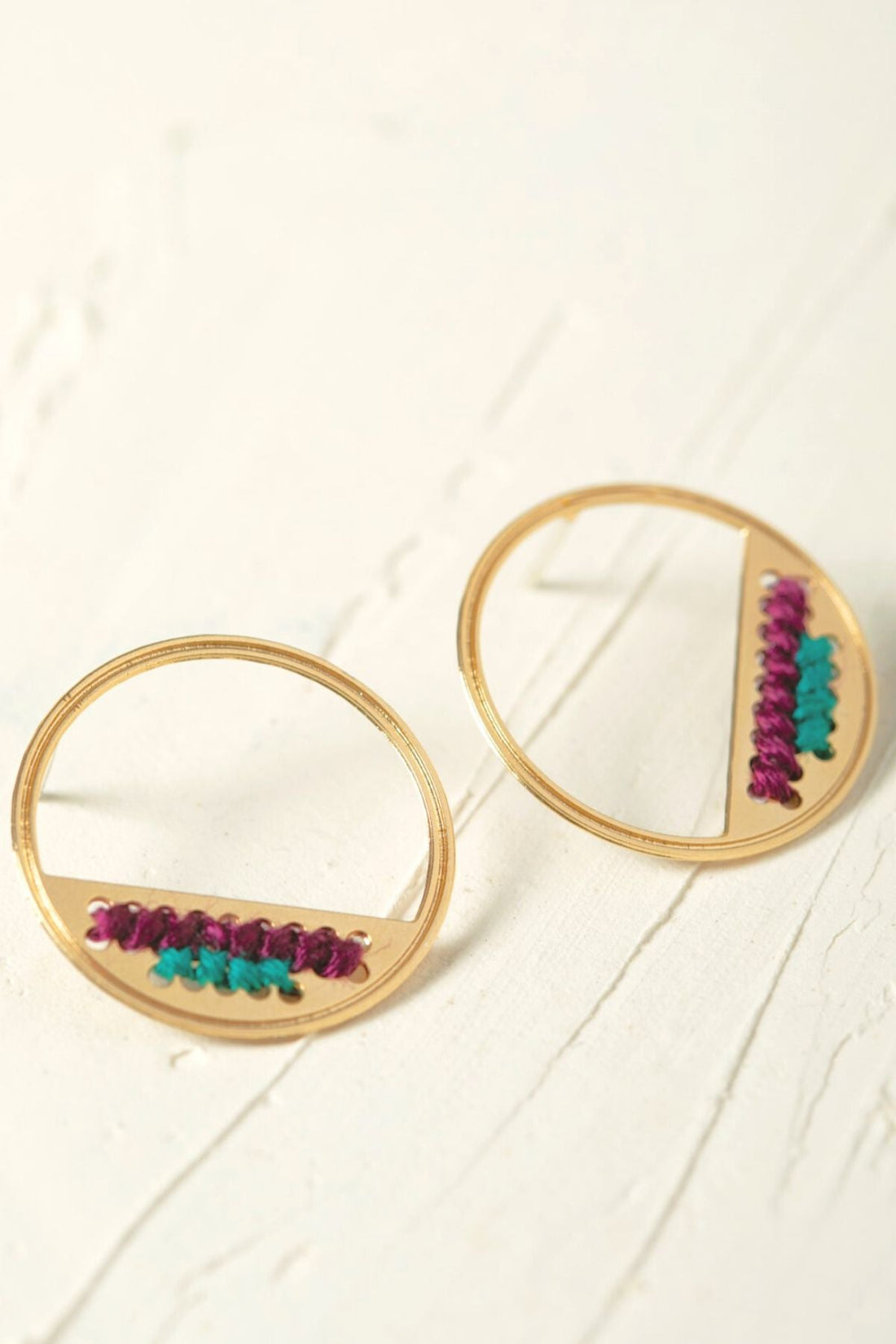 עגיל עגול עם רקמות בעבודת יד, קלאסי ומעודן, אומנותי ומלא נוכחות, מתאים לכל לוק.