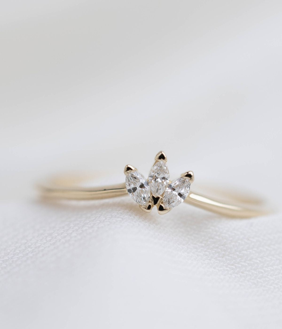 טבעת לוטוס זהב 14K משובצת יהלומים טבעיים בצורת פרח, בעיצוב אלגנטי ועדין.