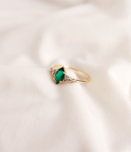 טבעת אליזבט - אמרלד  |  זהב 14k