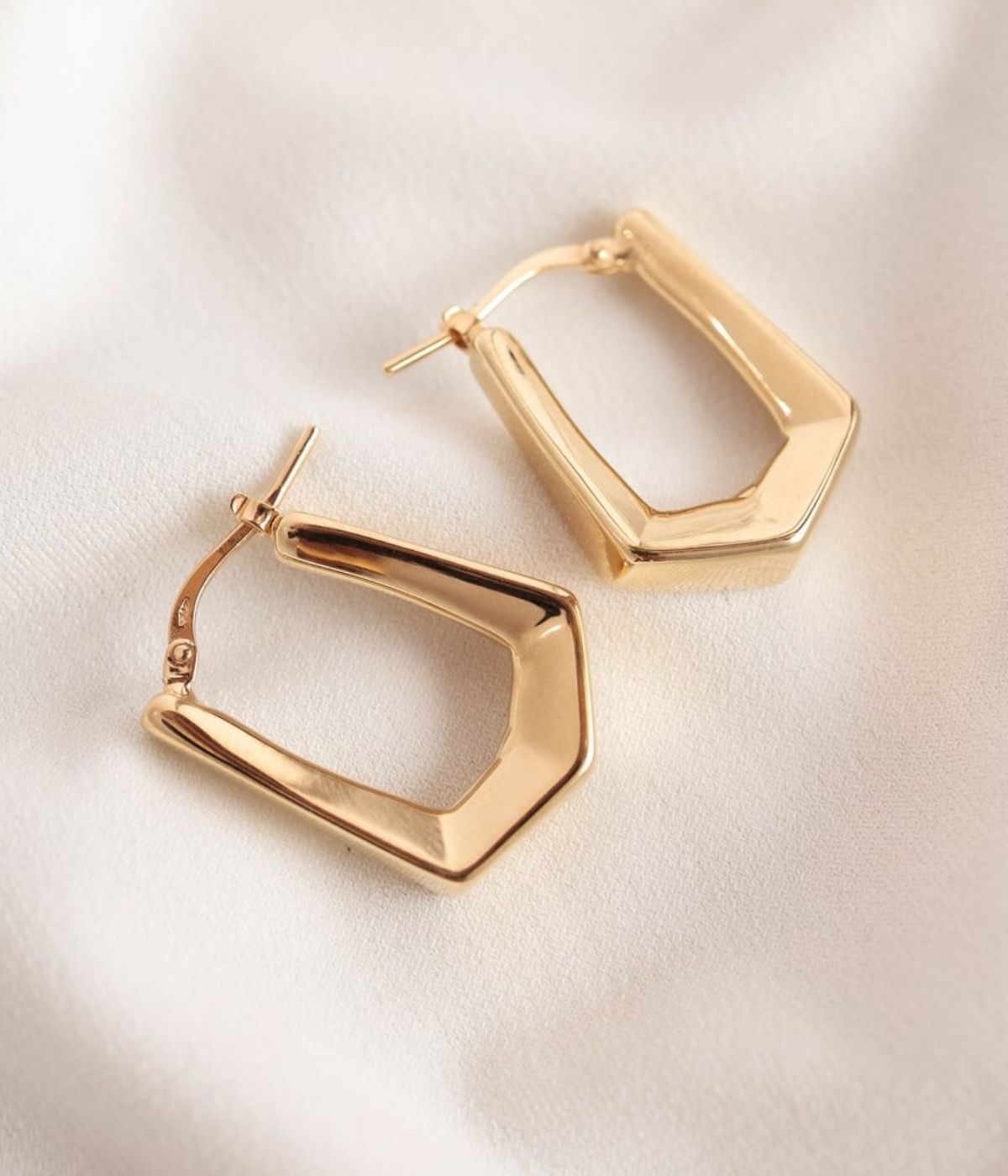 עגילי חישוק זהב 14K עבים ומרשימים בעיצוב מודרני אתני