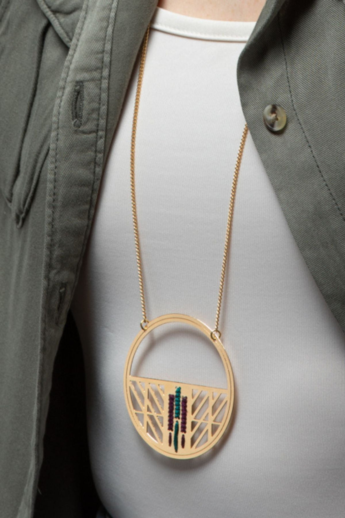 שרשרת עם תליון עגול רקום בעבודת יד, קווים גאומטריים, בוהו שיק, שרשרת ארוכה ומרשימה.