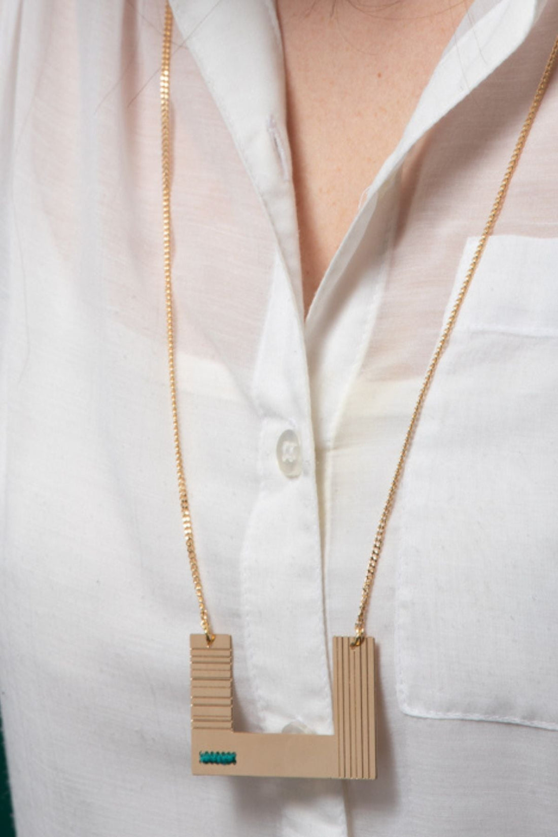 שרשרת קוביזם בעיצוב גאומטרי עם רקמה בעבודת יד מצופה זהב