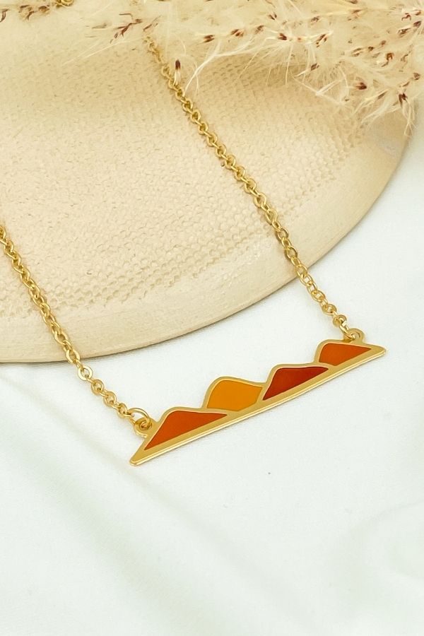 שרשרת אדמה עם תליון בצורת הרים בצבעי אדמה קלאסיים, מצופה זהב 24 קראט, היפו-אלרגית וללא ניקל, מושלמת ליום-יום ולמראה שכבות אלגנטי