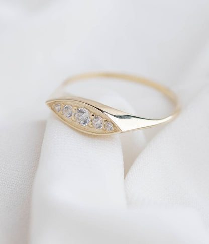 טבעת זהב 14K אובלית מוגבהת, משובצת יהלומים או זירקונים בשלושה גדלים שונים בעיצוב קלאסי ויוקרתי.