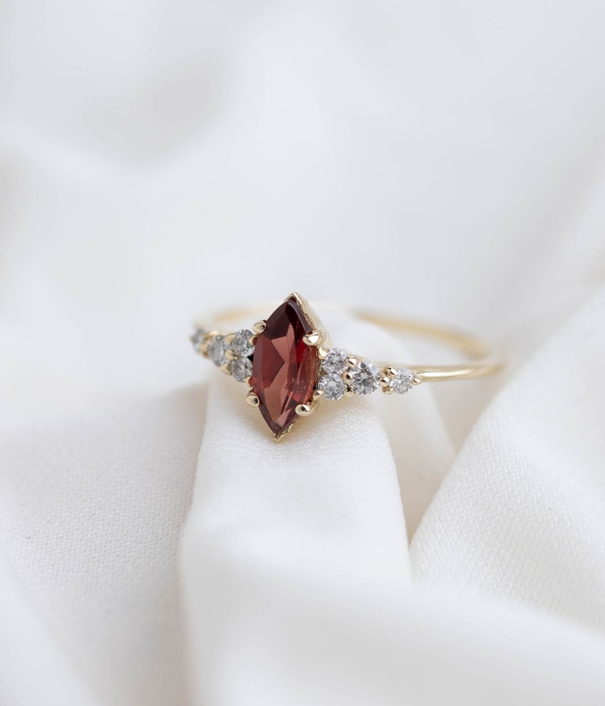 טבעת אליזבט- גרנט  |  זהב 14k