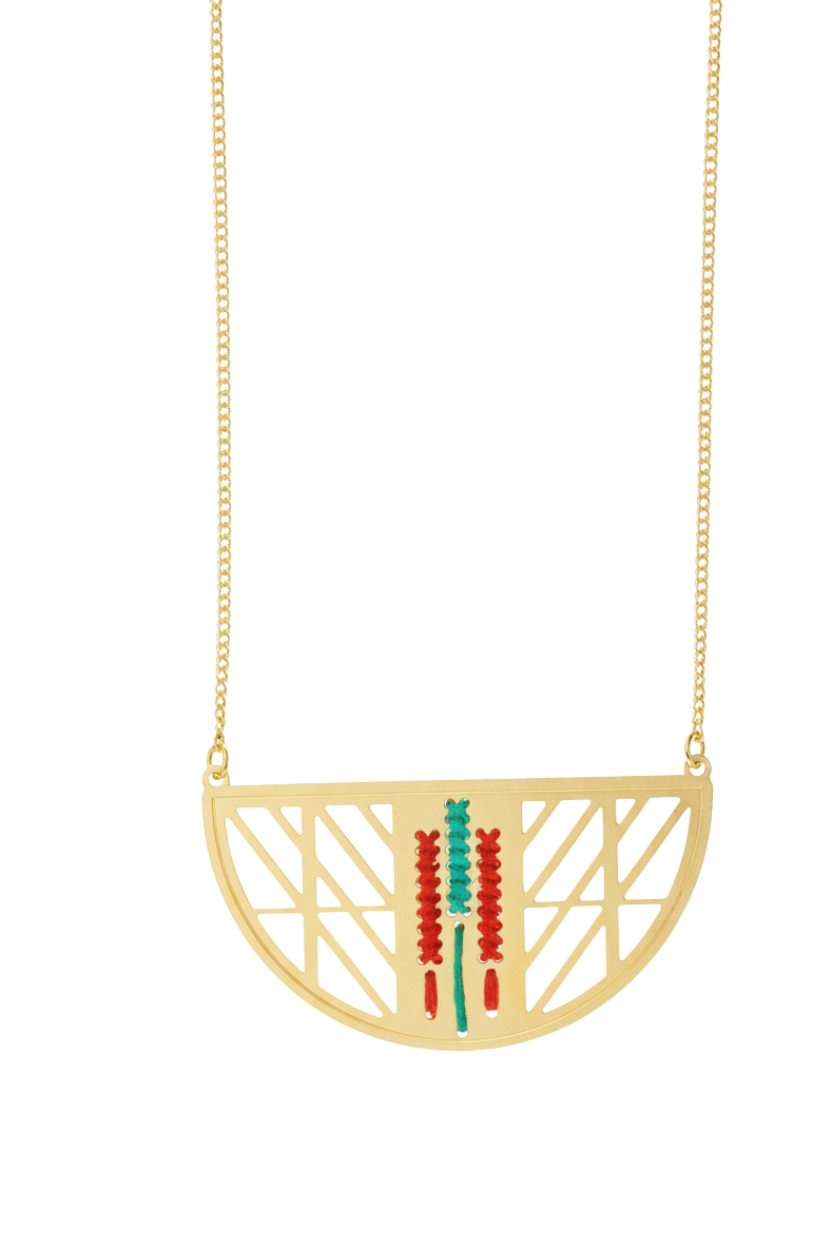 שרשרת בוהו שיק עם תליון רקום בעבודת יד ברקמת איקסים, עיצוב שבטי ומודרני.