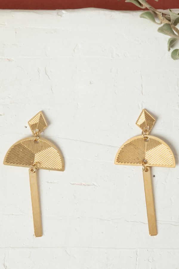 עגילי מרקש זהב עם אלמנטים צמודים ותלויים, משלבים מודרניות ואתניות ליצירת תנועה עדינה ונשית. קל משקל ונוח לענידה לאורך כל היום, מעוצב בעבודת יד בישראל עם ציפוי זהב 24 קראט, היפו-אלרגני וללא ניקל.