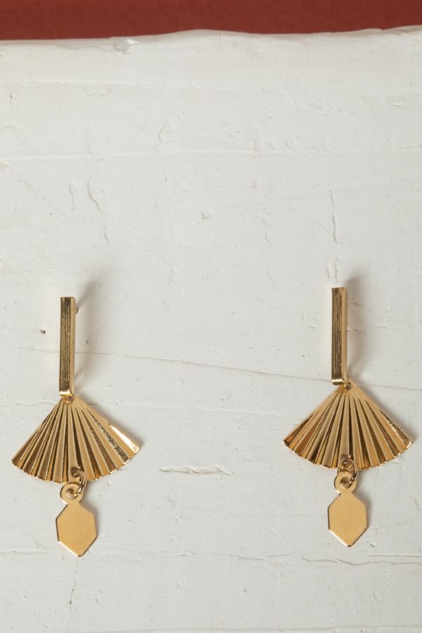 עגילי רבאט צמודים עם 3 אלמנטים שמשלבים צורות ואתניות ליצירת עגיל נשי, על-זמני ומלא סטייל. קל משקל ונוח לענידה לאורך כל היום, מעוצב בעבודת יד בישראל עם ציפוי זהב 24 קראט, היפו-אלרגני וללא ניקל.