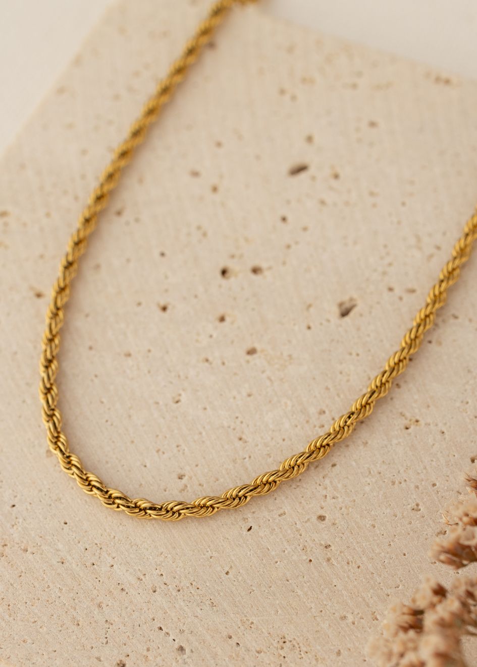 שרשרת חבל שריג מבית הדס תכשיטים, נוסטלגיה קלאסית במיטבה שכל אישה תרצה לשדרוג הלוק מצולמת על אבן טבעית