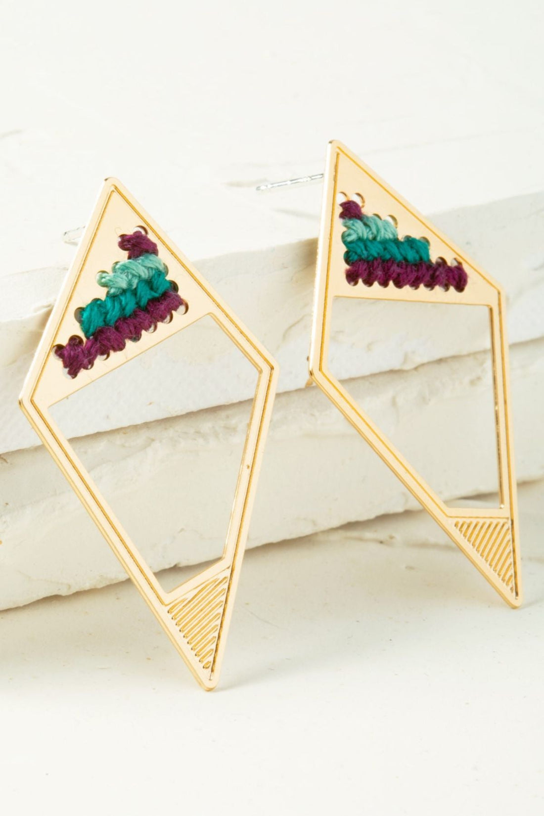 עגיל רונה עם רקמה בגווני סגול- טורקיז