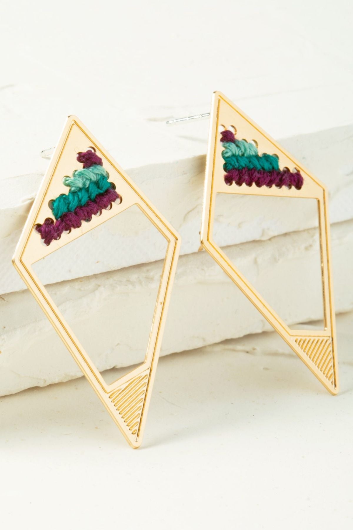 עגיל רונה עם רקמה בגווני סגול- טורקיז