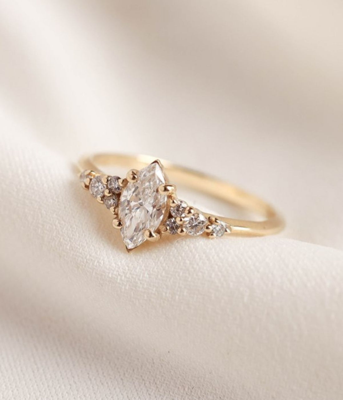 טבעת זהב 14K עם יהלום מרקיזה מרכזי ויהלומי צד בעיצוב אלגנטי ונקי.