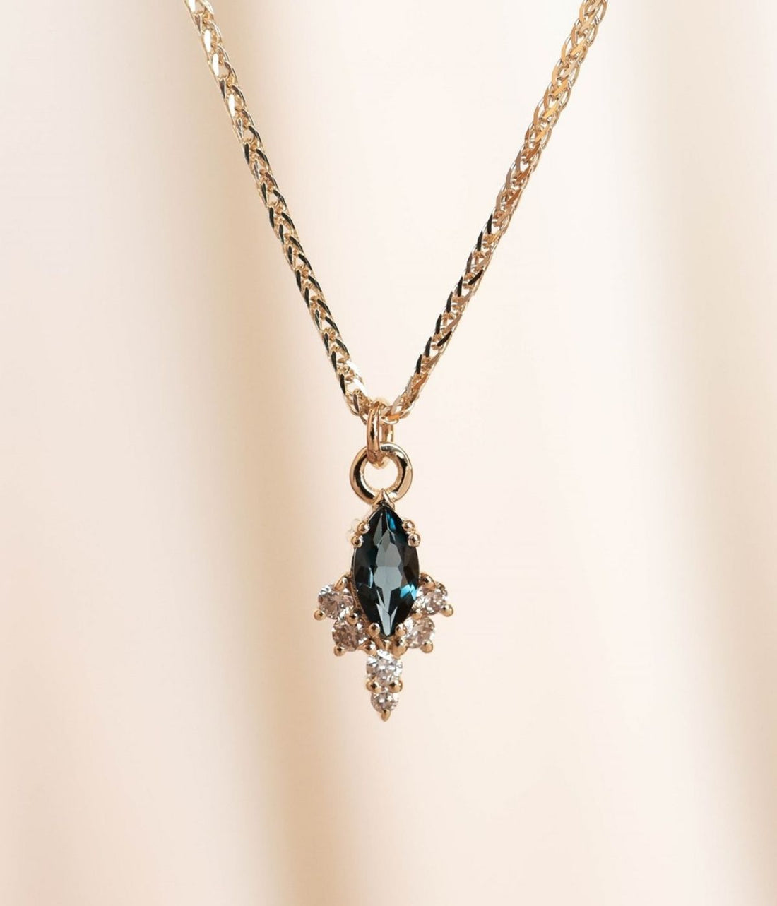 שרשרת זהב 14K עם תליון מרקיזה משובץ בלו טופז לונדון ו־6 יהלומים טבעיים, בעיצוב יוקרתי ומלכותי.