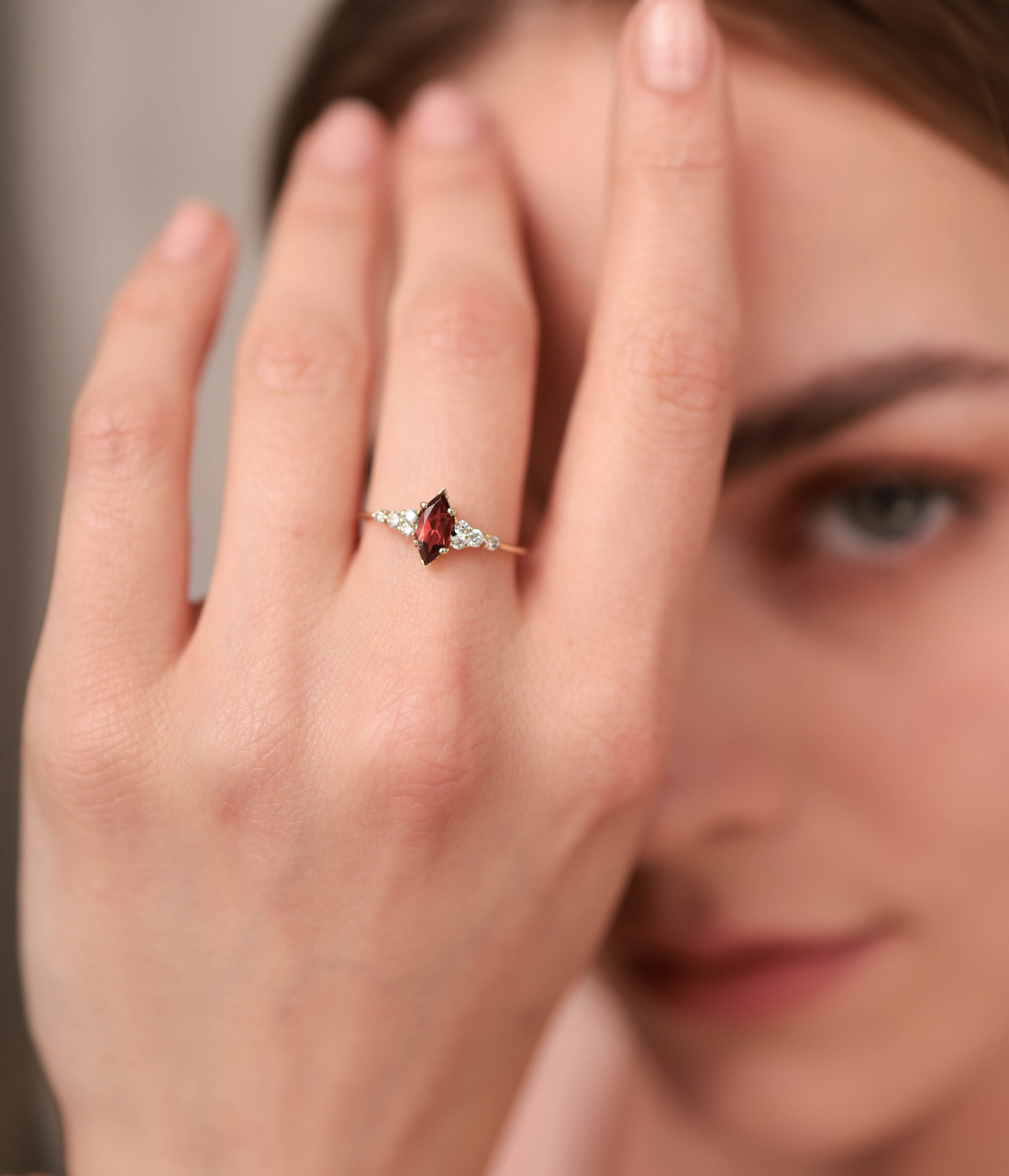 טבעת אליזבט- גרנט  |  זהב 14k