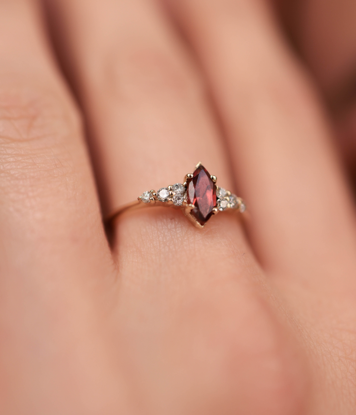 טבעת אליזבט- גרנט  |  זהב 14k