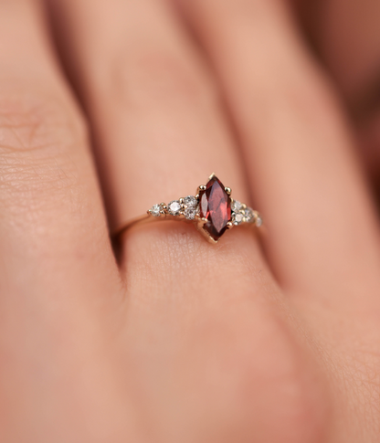 טבעת אליזבט- גרנט  |  זהב 14k