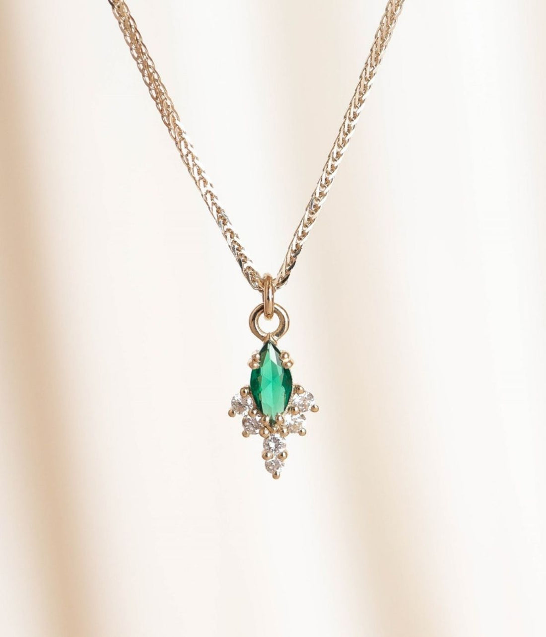 שרשרת זהב 14K עם תליון מרקיזה משובץ אמרלד ירוקה ו־6 יהלומים טבעיים, בעיצוב יוקרתי ומלכותי.