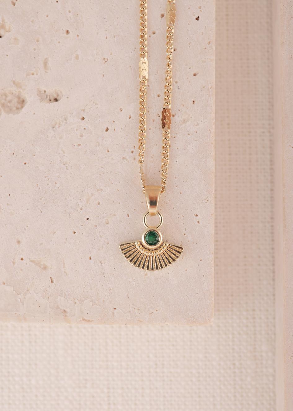 שרשרת מניפה של הדס תכשיטים, תליון בצורת מניפה עדינה מזהב, מצולמת על רקע אבן בגוון קרם