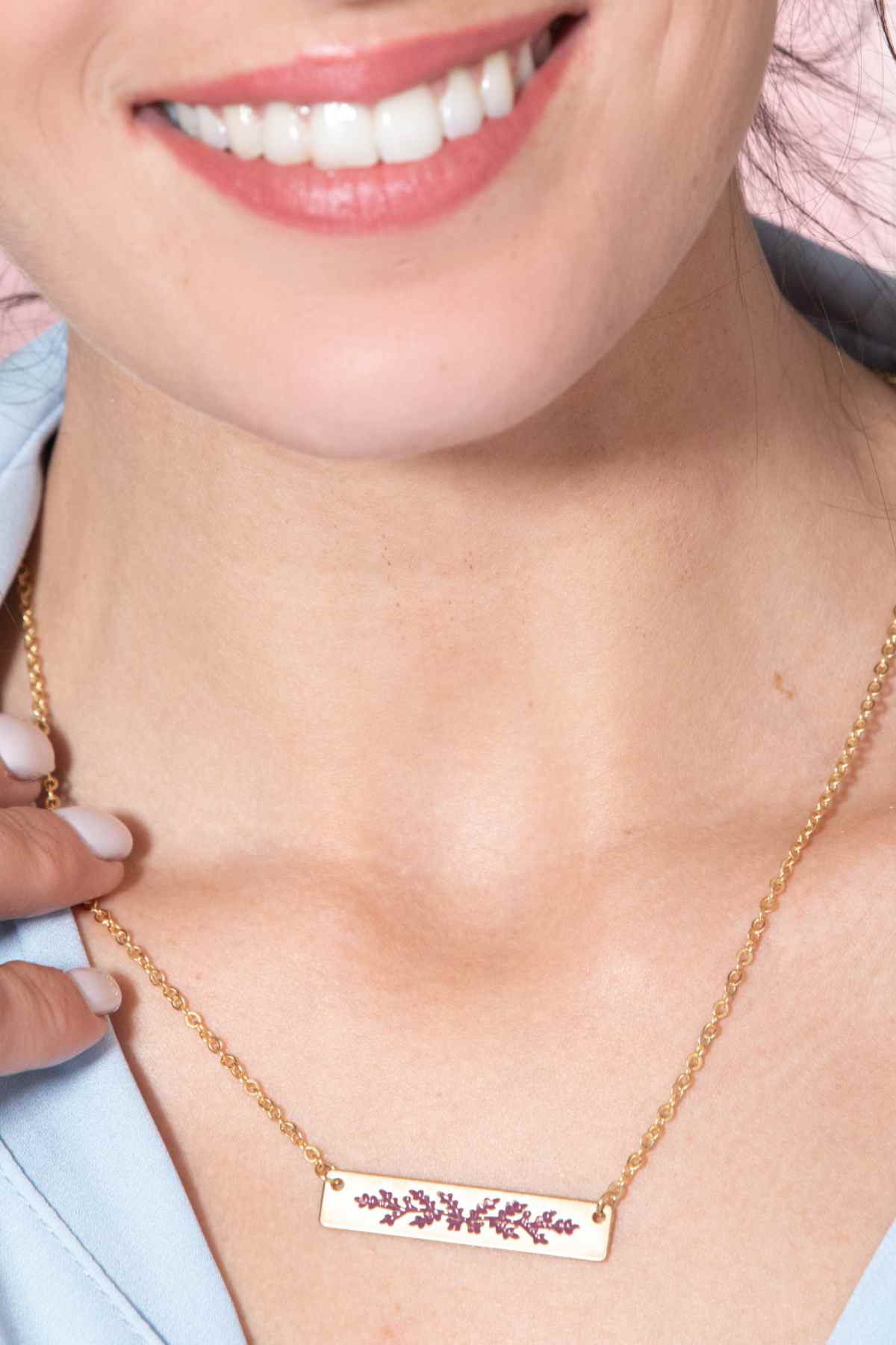 שרשרת אלון עם המילה נוכחת