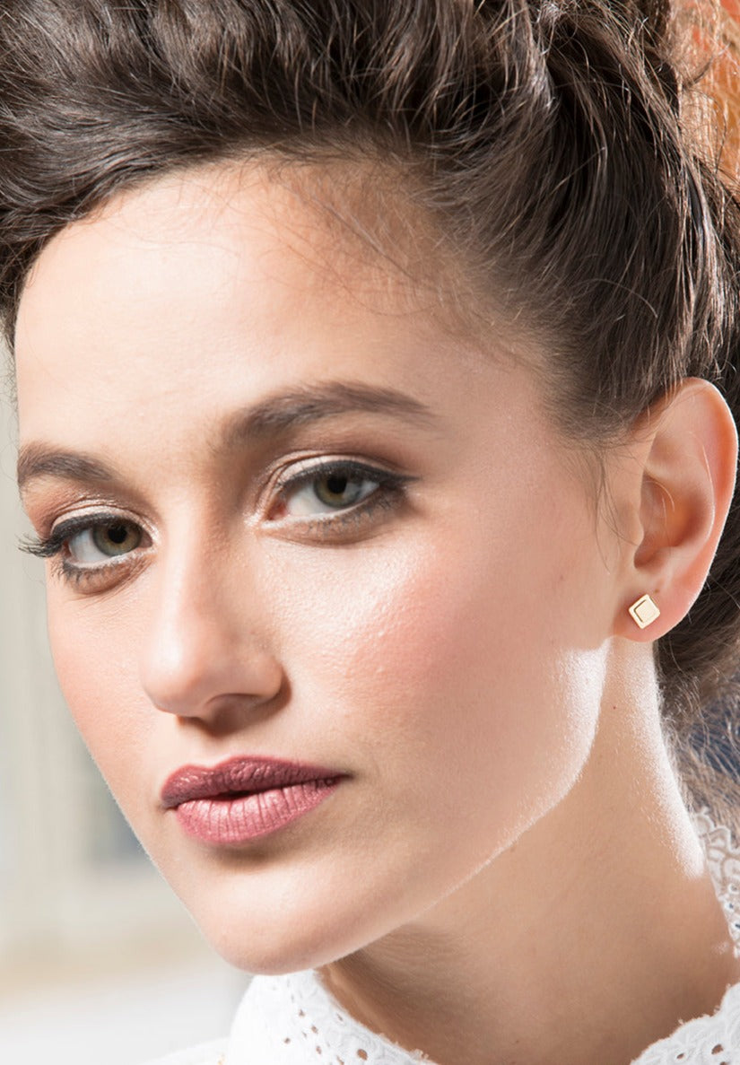 עגיל קטן צמוד ריבוע קטן