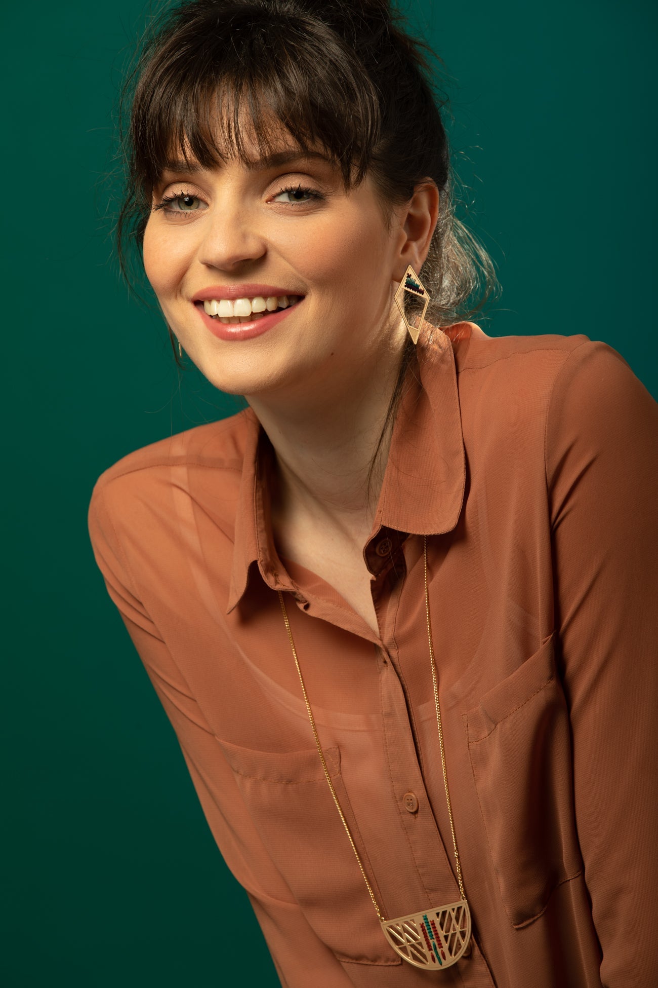 עגיל רונה עם רקמה בגווני סגול- טורקיז