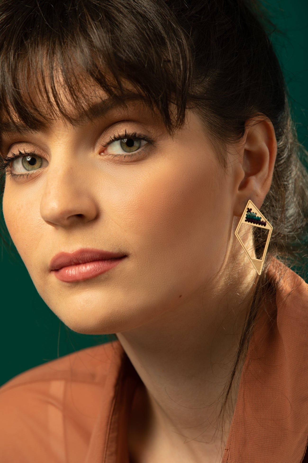 עגיל רונה עם רקמה בגווני סגול- טורקיז