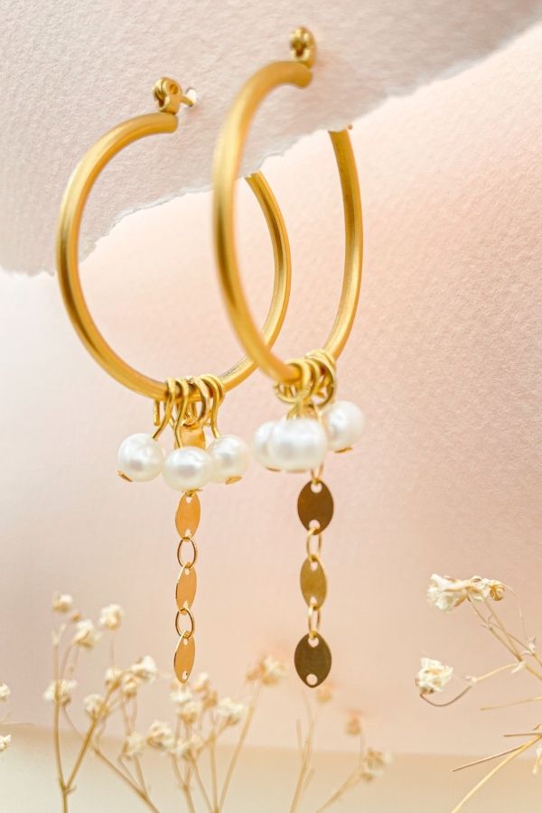 עגילי חישוק "חגיגת המדבר" – פנינים בעבודת יד בעיצוב נשי ואלגנטי.