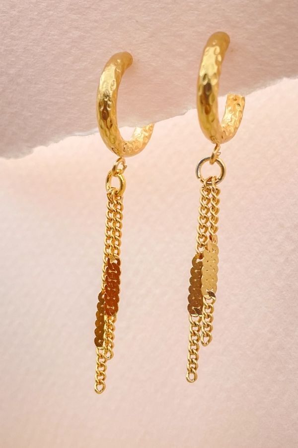 עגילי חישוק נגב בעבודת יד עם תליון מרהיב ונוכחות עדינה, מצופים זהב 24 קראט, היפו-אלרגניים וללא ניקל, מעוצבים בישראל להשלמת מראה אלגנטי ונשי.