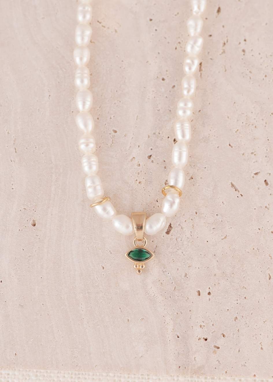 שרשרת פנינת הנהר של הדס קוקה תכשיטים – שרשרת פנינים טבעיות עם תליון עין זהב ואבן ירוקה